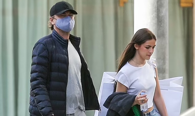 Leonardo DiCaprio đưa cháu gái đi mua hàng hiệu
