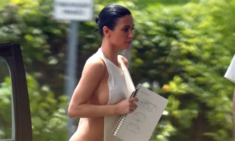 Vợ Kanye West mặc đồ bơi kiệm vải đi họp